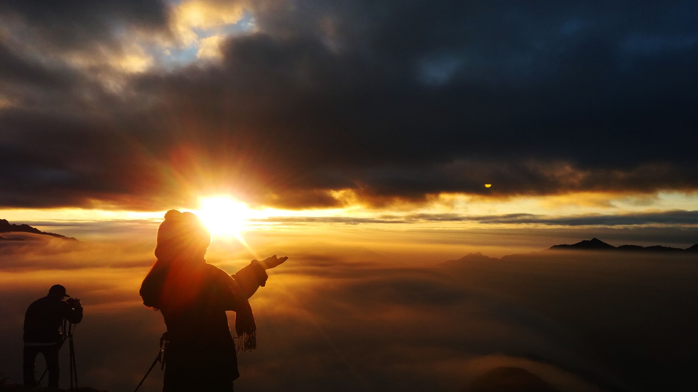 Đón bình minh giữa biển mây Tà Xùa